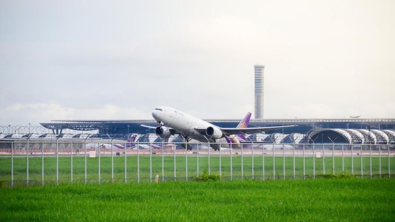 Die nationale Fluggesellschaft Thai Airways International (THAI) plant, Flüge nach Europa aufzunehmen, dabei aber angesichts kurzfristiger Bedenken hinsichtlich möglicher Folgewirkungen des Krieges im Nahen Osten und geopolitischer Spannungen weiterhin ein proaktives Treibstoffkosten- und Streckennetzmanagement zu betreiben.