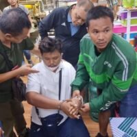 Ein Thailänder wurde am 15. Mai in Pattaya festgenommen, nachdem er einer Belgierin die Tasche entrissen hatte. Die Frau erlitt dabei Verletzungen, die eine Behandlung im Krankenhaus erforderlich machten. Der Vorfall ereignete sich in der Soi Na Kluea 12, als ein Mann auf einem Motorrad die Tasche der Frau packte und sie dadurch zu Fall brachte. In der Tasche befanden sich 550 Euro, Kreditkarten und Ausweisdokumente.