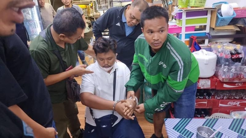 Ein Thailänder wurde am 15. Mai in Pattaya festgenommen, nachdem er einer Belgierin die Tasche entrissen hatte. Die Frau erlitt dabei Verletzungen, die eine Behandlung im Krankenhaus erforderlich machten. Der Vorfall ereignete sich in der Soi Na Kluea 12, als ein Mann auf einem Motorrad die Tasche der Frau packte und sie dadurch zu Fall brachte. In der Tasche befanden sich 550 Euro, Kreditkarten und Ausweisdokumente.