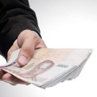 Ein Thailänder meldete am 4. Mai den Verlust von 58.000 Baht an eine Gruppe ausländischer Verdächtiger in der Nähe einer Bank im Zentrum von Phuket. Der Vorfall ereignete sich, nachdem das Opfer Bargeld abgehoben hatte und von einer ausländischen Frau angesprochen wurde, die offenbar Interesse an einem Währungsumtausch zeigte.