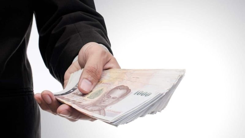 Ein Thailänder meldete am 4. Mai den Verlust von 58.000 Baht an eine Gruppe ausländischer Verdächtiger in der Nähe einer Bank im Zentrum von Phuket. Der Vorfall ereignete sich, nachdem das Opfer Bargeld abgehoben hatte und von einer ausländischen Frau angesprochen wurde, die offenbar Interesse an einem Währungsumtausch zeigte.