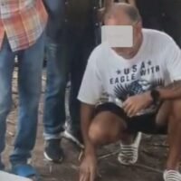 Eine 51-jährige Thailänderin ist in der Provinz Phayao im Bezirk Jun von einer Brücke in den Fluss Ing gesprungen und dabei ums Leben gekommen. Zuvor war es offenbar zu einem Streit mit ihrem ausländischen Ehemann gekommen. Nachdem ihr Motorrad und ihre Schuhe am Unglücksort gefunden worden waren, leitete der Rettungsdienst eine großangelegte Suchaktion ein.