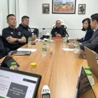 Am 14. Mai 2026 trafen sich hochrangige Beamte der thailändischen Polizei mit LINE Thailand, um Maßnahmen zur Sperrung illegaler Kommunikationsgruppen auf der Messaging-Plattform zu vereinbaren. Die Initiative zielt darauf ab, Kriminelle daran zu hindern, LINE-Chaträume und -Gruppen für Aktivitäten wie Online-Glücksspiel, Betrug, Handel mit illegalen Waren, Drogenhandel und illegalen Waffenhandel zu nutzen.