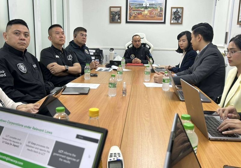 Am 14. Mai 2026 trafen sich hochrangige Beamte der thailändischen Polizei mit LINE Thailand, um Maßnahmen zur Sperrung illegaler Kommunikationsgruppen auf der Messaging-Plattform zu vereinbaren. Die Initiative zielt darauf ab, Kriminelle daran zu hindern, LINE-Chaträume und -Gruppen für Aktivitäten wie Online-Glücksspiel, Betrug, Handel mit illegalen Waren, Drogenhandel und illegalen Waffenhandel zu nutzen.