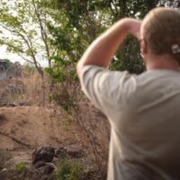 Der britische Content-Creator Kevin Smith behauptet, am 13. Mai 2026 in der Nähe von O’Smach an der thailändisch-kambodschanischen Grenze von thailändischen Soldaten beschossen worden zu sein. Die thailändischen Behörden hingegen geben an, Warnschüsse abgegeben zu haben, nachdem sich ein Ausländer einem Sperrgebiet genähert hatte. Der Vorfall ereignete sich gegen 9:00 Uhr und hat die Sicherheitsvorkehrungen entlang der Grenze in den Fokus gerückt.