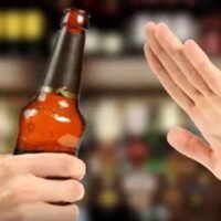 Thailand hat acht neue Vorschriften für den Verkauf und Konsum von Alkohol eingeführt. Die Maßnahmen traten unmittelbar nach ihrer Veröffentlichung im Königlichen Amtsblatt am 12. Mai in Kraft. Die aktualisierten Regeln erweitern die Beschränkungen auf Verkehrsknotenpunkte, öffentliche Plätze und staatlich kontrollierte Bereiche, da die Behörden die erstmals 2008 eingeführte Gesetzgebung modernisieren wollen.