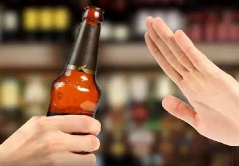 Thailand hat acht neue Vorschriften für den Verkauf und Konsum von Alkohol eingeführt. Die Maßnahmen traten unmittelbar nach ihrer Veröffentlichung im Königlichen Amtsblatt am 12. Mai in Kraft. Die aktualisierten Regeln erweitern die Beschränkungen auf Verkehrsknotenpunkte, öffentliche Plätze und staatlich kontrollierte Bereiche, da die Behörden die erstmals 2008 eingeführte Gesetzgebung modernisieren wollen.