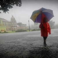Ein starker Südwestmonsun verursacht in weiten Teilen Thailands, einschließlich der Regionen Nord, Zentral, Ost, Süd und Bangkok, starke bis sehr starke Regenfälle. Die Behörden warnen die Bevölkerung vor der Gefahr von Sturzfluten und Oberflächenabfluss, insbesondere in tiefliegenden Gebieten und an den Ausläufern von Bergen in der Nähe von Wasserläufen.