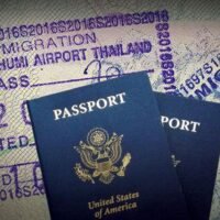 Das thailändische Ministerium für Tourismus und Sport hat Pläne zur Verkürzung der visumfreien Aufenthaltsdauer für ausländische Besucher angekündigt. Tourismusminister Surasak Phancharoenworakul gab diesen Schritt bekannt, der dem aktuellen Reiseverhalten entspricht, da die meisten Touristen durchschnittlich nur neun Tage im Land bleiben. Der Vorschlag zielt darauf ab, die Aufenthaltsdauer zu optimieren und sie besser an die übliche Reisedauer anzupassen, ohne den Tourismusmarkt zu beeinträchtigen.