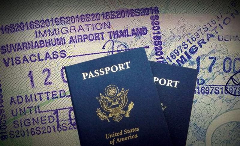 Das thailändische Ministerium für Tourismus und Sport hat Pläne zur Verkürzung der visumfreien Aufenthaltsdauer für ausländische Besucher angekündigt. Tourismusminister Surasak Phancharoenworakul gab diesen Schritt bekannt, der dem aktuellen Reiseverhalten entspricht, da die meisten Touristen durchschnittlich nur neun Tage im Land bleiben. Der Vorschlag zielt darauf ab, die Aufenthaltsdauer zu optimieren und sie besser an die übliche Reisedauer anzupassen, ohne den Tourismusmarkt zu beeinträchtigen.