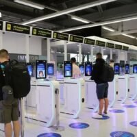 Das thailändische Einwanderungsbüro hat eine neue mobile App namens THIM auf den Markt gebracht, mit der internationale Besucher ihre Einreiseformulare bereits vor der Landung digital ausfüllen können. Ziel der App ist es, die Bearbeitungszeiten an den Grenzen auf unter drei Minuten zu reduzieren