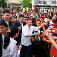 Er erwies der thailändischen Nationalflagge seine Ehre, als die Nationalhymne gespielt wurde. Anschließend stieg er in seinen Mercedes-Maybach, der um 7:56 Uhr inmitten einer jubelnden Menge das Gefängnis verließ.