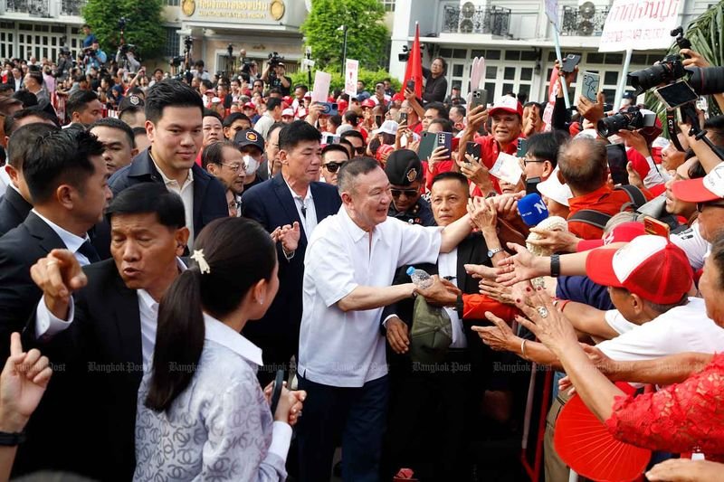 Er erwies der thailändischen Nationalflagge seine Ehre, als die Nationalhymne gespielt wurde. Anschließend stieg er in seinen Mercedes-Maybach, der um 7:56 Uhr inmitten einer jubelnden Menge das Gefängnis verließ.