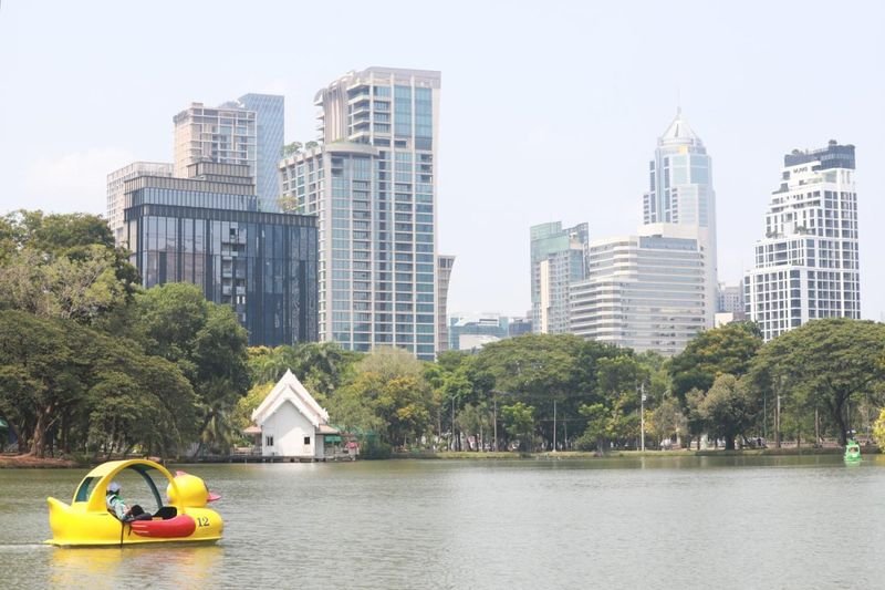 Die Verbraucherzurückhaltung der Thailänder dämpft die Tourismusaussichten im Inland. Die Inlandsreisen werden sich aufgrund der langen Feiertage voraussichtlich verlangsamen, berichten die lokalen Medien. Aufgrund hoher Energie- und Lebenshaltungskosten unternehmen thailändische Touristen an diesem langen Feiertagswochenende weniger Reisen.