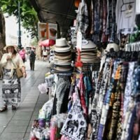 Rucksacktouristen sagen, die visumfreie 60-Tage-Regelung biete ihnen Freiheit und Flexibilität. Touristen in Thailand planen Kürzungen bei visafreien Aufenthalten. Die Rucksacktouristen auf der Khao San Road, Bangkoks bei preisbewussten Reisenden beliebter Hauptstraße, müssen diese Woche mit einem zusätzlichen Problem aufwachen: Die Regierung plant, die Dauer visafreier Aufenthalte zu verkürzen.