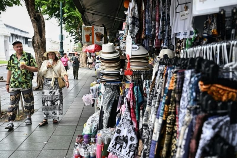 Rucksacktouristen sagen, die visumfreie 60-Tage-Regelung biete ihnen Freiheit und Flexibilität. Touristen in Thailand planen Kürzungen bei visafreien Aufenthalten. Die Rucksacktouristen auf der Khao San Road, Bangkoks bei preisbewussten Reisenden beliebter Hauptstraße, müssen diese Woche mit einem zusätzlichen Problem aufwachen: Die Regierung plant, die Dauer visafreier Aufenthalte zu verkürzen.