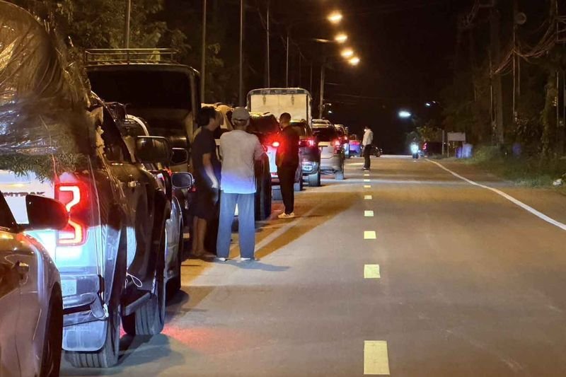 Touristen strömten nach Koh Chang, um ein viertägiges Feiertagswochenende zu genießen, was zu ungewöhnlich langen Warteschlangen an den Fähren führte. Am Freitag, dem Beginn der Feiertage, erstreckte sich die Warteschlange der Fahrzeuge, die am Ao-Thammachat-Pier im Bezirk Laem Ngop auf dem Festland der Ostprovinz auf die Fähren warteten, über sieben Kilometer. Freitag war Tag der Arbeit, Montag ist Krönungstag.