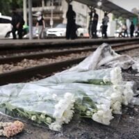 Der tödliche Zusammenstoß zwischen einem Zug und einem Bus in der Nähe des Bahnhofs Makkasan der Airport Rail Link hat die Warnungen erneuert, dass Autofahrer niemals einen Bahnübergang befahren dürfen, es sei denn, sie sind sich sicher, dass genügend Platz vorhanden ist, um die Gleise vollständig zu räumen.