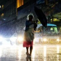 Der thailändische Wetterdienst hat eine Unwetterwarnung herausgegeben: „Schweres Wetter in ganz Thailand erwartet“ (Nr. 9, 58/2569). Die Warnung betrifft unbeständige Wetterbedingungen, die das Land beeinträchtigen werden. Es wird erwartet, dass die Störung vor allem im Süden des Landes Starkregen, heftige Winde und Sturzfluten verursachen wird. Diese Wetterlage wird voraussichtlich bis zum 10. Mai 2026 anhalten.