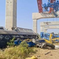 Laut Angaben des Verkehrsministeriums stürzte im Januar in Nakhon Ratchasima ein riesiger Portalkran eines Hochgeschwindigkeitsbahnprojekts auf einen Schnellzug, verursacht durch wiederholte Baumängel. Bei dem Unglück kamen 31 Menschen ums Leben, 71 weitere wurden verletzt.