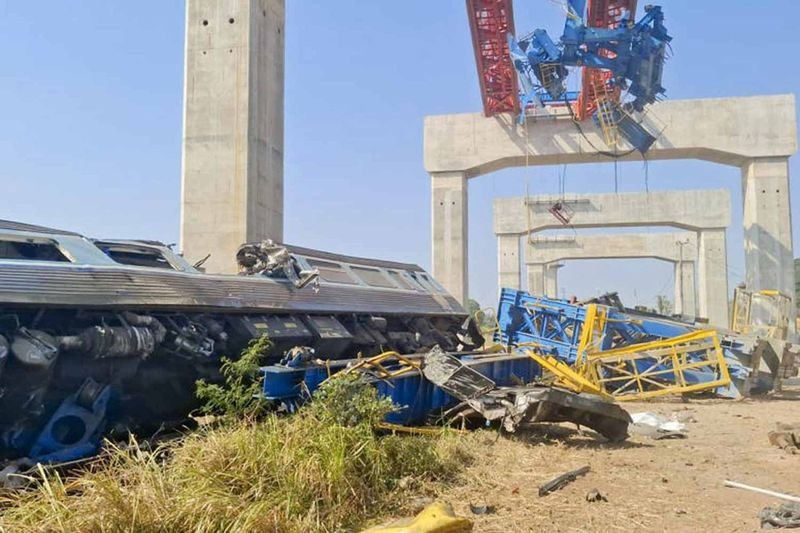 Laut Angaben des Verkehrsministeriums stürzte im Januar in Nakhon Ratchasima ein riesiger Portalkran eines Hochgeschwindigkeitsbahnprojekts auf einen Schnellzug, verursacht durch wiederholte Baumängel. Bei dem Unglück kamen 31 Menschen ums Leben, 71 weitere wurden verletzt.