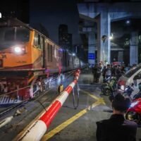 Die tödliche Kollision zwischen einem Güterzug und einem Linienbus an Bangkoks vielbefahrener Kreuzung Asok-Makkasan hat die Überprüfung des thailändischen Eisenbahnsicherheitssystems verstärkt, nachdem Ermittler eine Reihe mutmaßlicher Betriebsfehler aufgedeckt hatten, die zu dem Unglück geführt haben.
