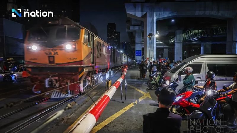 Die tödliche Kollision zwischen einem Güterzug und einem Linienbus an Bangkoks vielbefahrener Kreuzung Asok-Makkasan hat die Überprüfung des thailändischen Eisenbahnsicherheitssystems verstärkt, nachdem Ermittler eine Reihe mutmaßlicher Betriebsfehler aufgedeckt hatten, die zu dem Unglück geführt haben.