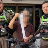 Ein 75-jähriger Mann wurde von der Polizei mit einer Geldstrafe belegt, nachdem er dabei gefilmt worden war, wie er mit einem elektrischen Dreirad durch die stark befahrene Kreuzung Ha Yaek Lat Phrao in Bangkok fuhr. Dies löste bei Autofahrern und Nutzern sozialer Medien Sicherheitsbedenken aus.