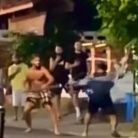 In Phuket geriet ein Ausländer mit einem Thailänder aneinander und verfolgte ihn mit einer Metallstange. Später wurde er von dem Mann, der ein Schwert trug, verfolgt und verletzt. Der Vorfall, über den am 15. Juni online berichtet wurde, erregte großes Aufsehen und führte zu Forderungen nach einer Untersuchung der Umstände.