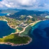 Die Bewohner von Koh Phangan haben ihre Frustration über den ihrer Ansicht nach zunehmenden Druck einiger ausländischer Einwohner geäußert, traditionelle Gemeinschaftsaktivitäten wie religiöse Feste, Hochzeiten und Ordinationszeremonien einzuschränken. Im Mittelpunkt der Beschwerden stehen Lärmbelästigungen durch legal genehmigte Veranstaltungen.