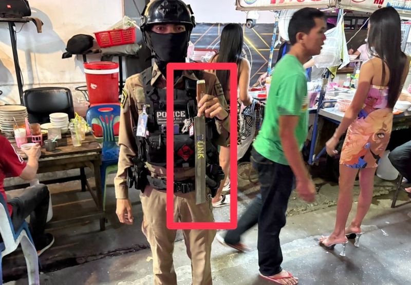 Ein Ausländer, der in der belebten Soi Buakhao Gegend von Pattaya ein Messer bei sich trug, wurde am Abend des 2. Juni 2026 von der Polizei festgenommen, nachdem er bei Anwohnern und Touristen für Besorgnis gesorgt hatte.