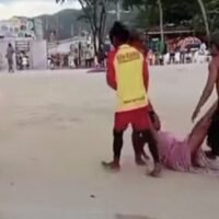 Eine ausländische Touristin, die wiederholt für Unruhe an Stränden in Phuket gesorgt hatte, wurde am 12. Juni erneut von Rettungsschwimmern aus dem Meer geholt, nachdem sie versucht hatte, sich am Patong Beach auszuziehen und ins Wasser zu gehen.
