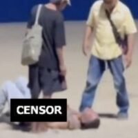 Ein ausländischer Tourist soll sich nach starkem Alkoholkonsum am Strand von Pattaya öffentlich selbst befriedigt haben, was die Aufmerksamkeit von anderen Touristen und Anwohnern auf sich zog. Der Vorfall wurde in einem Facebook-Beitrag vom 1. Juni 2026 thematisiert, der ein 54-sekündiges Video enthielt, das den Mann mit entblößtem Unterkörper am Strand liegend zeigte.