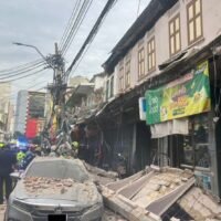Beim Einsturz eines zweistöckigen Gebäudes in der Nähe von Wat Traimit Worawihan an der Rama IV Road in Bangkok kam eine Person ums Leben, nachdem Rettungskräfte bestätigt hatten, dass das Opfer unter Trümmern eingeklemmt und später geborgen worden war.