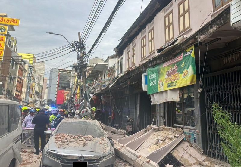 Beim Einsturz eines zweistöckigen Gebäudes in der Nähe von Wat Traimit Worawihan an der Rama IV Road in Bangkok kam eine Person ums Leben, nachdem Rettungskräfte bestätigt hatten, dass das Opfer unter Trümmern eingeklemmt und später geborgen worden war.