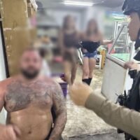 Ein Ausländer wurde in den frühen Morgenstunden des 20. Juni 2026 festgenommen, nachdem er angeblich einen indischen Touristen angegriffen, ein Songthaew-Taxi beschädigt und in Pattaya für Unruhe gesorgt hatte, woraufhin die Polizei mehr als 10 Beamte einsetzte, um die Situation unter Kontrolle zu bringen.
