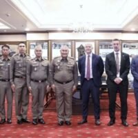 Britische Diplomaten und Beamte des Innenministeriums dankten der thailändischen Polizei für die Verschärfung der Durchsetzungsmaßnahmen und die Aufnahme von Ausländern auf die schwarze Liste, die an Versuchen beteiligt waren, Cannabisblütenknospen von Thailand nach Großbritannien und Europa zu schmuggeln.