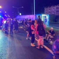 Ein doppelstöckiger Passagierbus, der von Surat Thani nach Bangkok unterwegs war, kippte in den frühen Morgenstunden des Freitags, den 5. Juni, im Bezirk Khao Yoi in Phetchaburi um. 28 Menschen wurden verletzt.