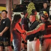 Am 11. Juni 2026 gegen 3:20 Uhr rückte die Polizei in Pattaya zu einer gewalttätigen Auseinandersetzung vor einem Schweinefleisch-Barbecue-Restaurant in der Soi Chaloem Phrakiat 3 in Pattaya aus. Beteiligt waren chinesische Touristen.