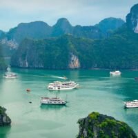 Vietnams Tourismussektor wächst rasant. Das Land wird im Jahr 2025 voraussichtlich über 21 Millionen ausländische Besucher empfangen, rund 20 % mehr als im Vorjahr. Dieses Wachstum hat Vietnams Position als wichtiges Reiseziel in Südostasien gestärkt und den Wettbewerb mit Thailand, insbesondere auf dem bedeutenden chinesischen Besuchermarkt, verschärft.
