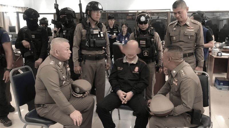 Ein Oberst der Armee wurde heute Morgen in seinem Büro im Provinzgebäude in der nordöstlichen Provinz Kalasin von einem Untergebenen wegen eines Versetzungsstreits erschossen, teilte die Polizei mit. Die Schießerei ereignete sich gegen 9.20 Uhr im vierten Stock des Provinzgebäudes, in dem sich das Büro für Militärangelegenheiten der Provinz Kalasin befindet.