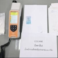 Die Behörden haben eine in einem von Deutschland nach Thailand geschickten Dokumentenumschlag versteckte Kokainlieferung abgefangen. Dies ist Teil der laufenden Bemühungen, den internationalen Drogenhandel über Postdienste zu unterbinden.