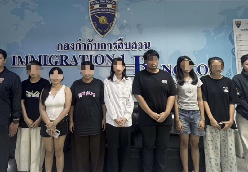 Thailändische Einwanderungsbehörden haben in Bangkok die Studentenvisa von sieben ausländischen Staatsangehörigen widerrufen, nachdem festgestellt wurde, dass diese zwar als Studenten eingeschrieben waren, aber angeblich nie am Unterricht teilgenommen hatten. Alle sieben sind Staatsangehörige Myanmars und werden gemäß thailändischem Recht abgeschoben.