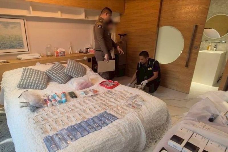Eine 45-jährige Russin wurde am Samstag in Phuket festgenommen, als die Polizei eine große Residenz durchsuchte, die angeblich als illegale Kosmetikklinik betrieben wurde. Bei der Verdächtigen, die nur als Kristine identifiziert wurde, wurden medizinische Produkte und Geräte im Wert von über 600.000 Baht beschlagnahmt.