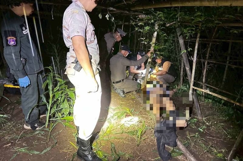 Der Bezirkschef von Mae Ai, Nitipakorn Saengsuwan, sagte, dass die Grenzpolizei aufgrund eines Hinweises am Dienstag um 20.30 Uhr auf einer öffentlichen Straße im Dorf Ban Pong Hai im Tambon Mae Sao ein Stoppsignal an ein Honda CR-V-Fahrzeug gegeben habe. Der Fahrer hielt das Fahrzeug an, öffnete die Tür und gab Schüsse ab, während er zu fliehen versuchte. Die Polizei erwiderte das Feuer, woraufhin es zu einem Schusswechsel kam.