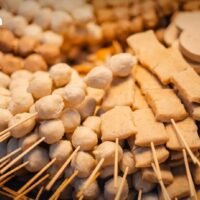 Thailändische Behörden führten eine Razzia in einer illegalen Fabrik in Pathum Thani durch und schlossen diese. Dort wurden über 20 verschiedene Marken von Fleischbällchen und vietnamesischem Schweinefleischbrot (*moo yor*) hergestellt.