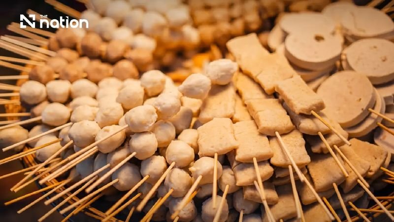 Thailändische Behörden führten eine Razzia in einer illegalen Fabrik in Pathum Thani durch und schlossen diese. Dort wurden über 20 verschiedene Marken von Fleischbällchen und vietnamesischem Schweinefleischbrot (*moo yor*) hergestellt.