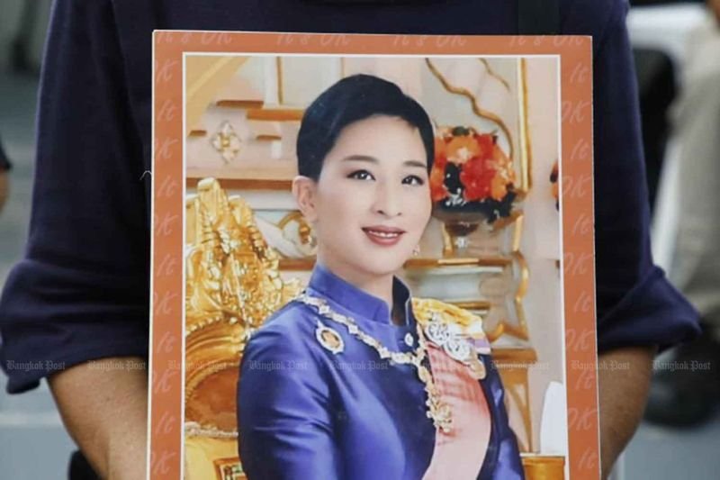 Das Königliche Haushaltsbüro gab bekannt, dass Prinzessin Anne am Donnerstag um 19:48 Uhr im King Chulalongkorn Memorial Hospital in Bangkok nach über dreijähriger Behandlung friedlich verstorben ist. Sie befand sich seit dem 15. Dezember 2022 in Behandlung, nachdem sie aufgrund einer Herzerkrankung ins Koma gefallen war. Die Prinzessin war am Vortag beim Spaziergang mit ihren Hunden im Bezirk Pak Chong in der Provinz Nakhon Ratchasima zusammengebrochen.
