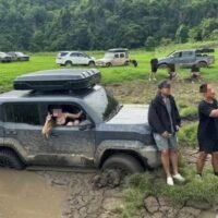 Thailändische Behörden haben eine Geldstrafe von 10.000 Baht gegen eine Gruppe thailändischer Touristen verhängt, die mit Geländewagen in Bombenkrater aus dem Zweiten Weltkrieg an der Nithe-Station im Khao-Laem-Nationalpark (Distrikt Sangkhla Buri, Provinz Kanchanaburi) gefahren waren.