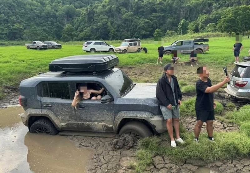 Thailändische Behörden haben eine Geldstrafe von 10.000 Baht gegen eine Gruppe thailändischer Touristen verhängt, die mit Geländewagen in Bombenkrater aus dem Zweiten Weltkrieg an der Nithe-Station im Khao-Laem-Nationalpark (Distrikt Sangkhla Buri, Provinz Kanchanaburi) gefahren waren.